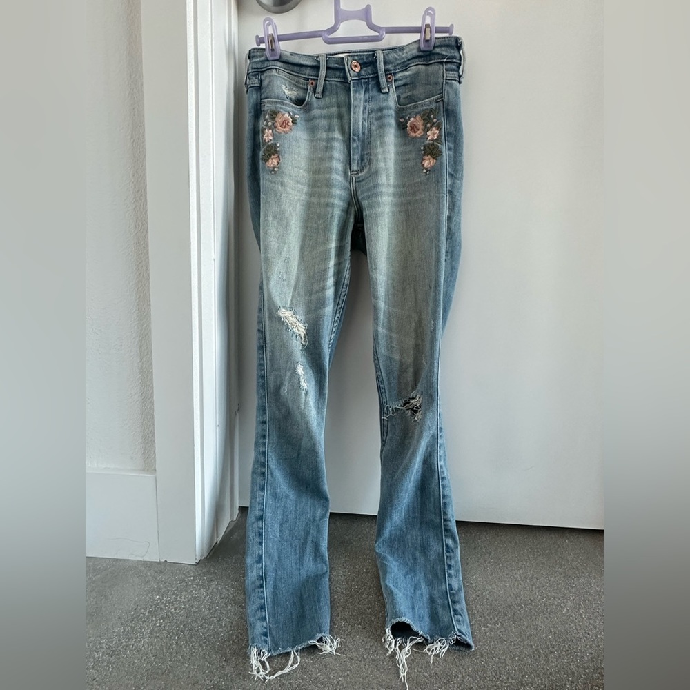 Abercrombie & Fitch Embroidered flower jeans